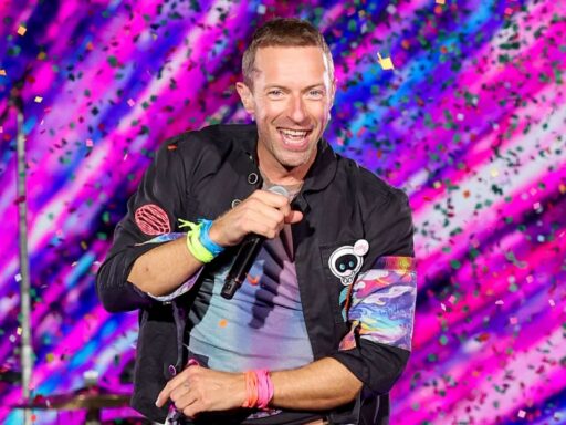 Coldplay bajo fuego: críticas al líder por pedir “envíen amor” a la familia de Charlie Kirk