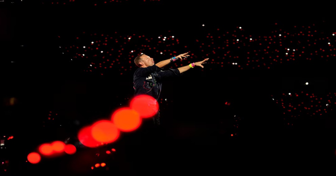 Coldplay bajo fuego: críticas al líder por pedir “envíen amor” a la familia de Charlie Kirk