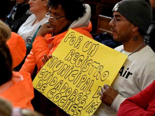 Colonia prohibirá cuidacoches en su departamento
