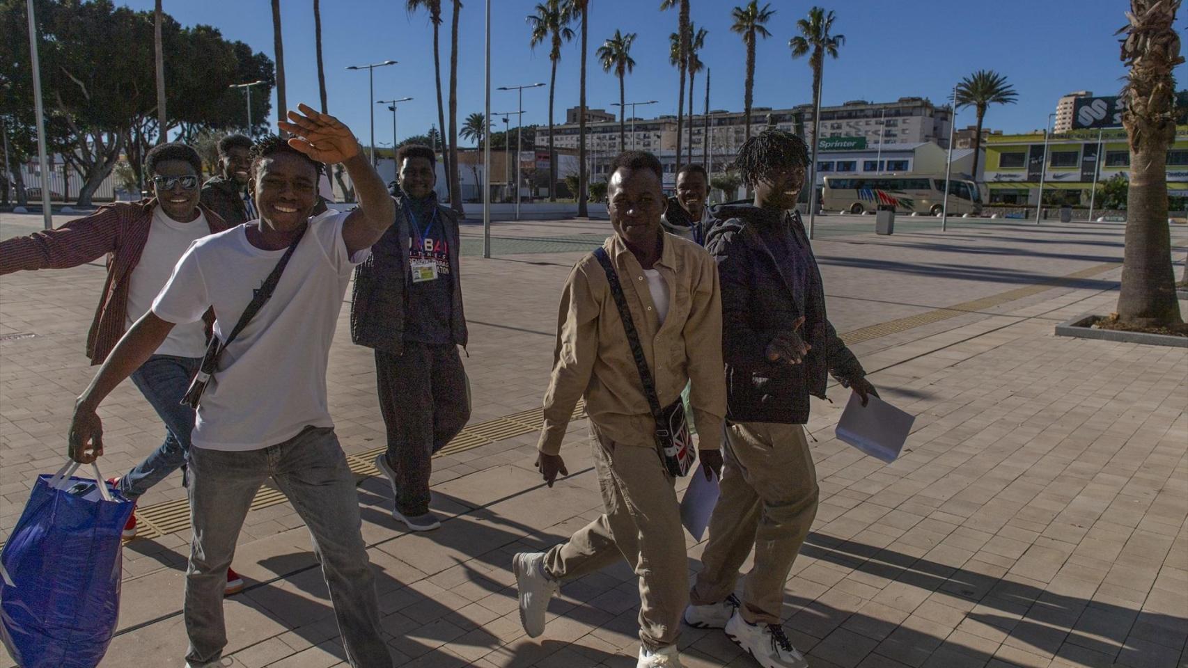 Comunidad hispana en Florida observa la polémica transferencia de 500 niñas migrantes en Ceuta