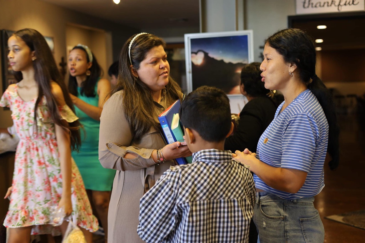 Comunidad hispana en Florida observa la polémica transferencia de 500 niñas migrantes en Ceuta