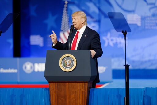 Decisión de Donald Trump de postergar los aranceles a la Unión Europea hacen que el dólar global vuelva a fortalecerse