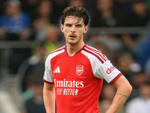 Imagen ilustrativa de Explained: Why Declan Rice avoided red card for KICKING Malick Yalcouye in Arsenal's humbling defeat to Brighton | Goal.com