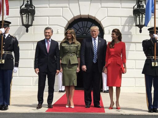 Demanda acusa a Trump de presionar a estados para investigar votantes