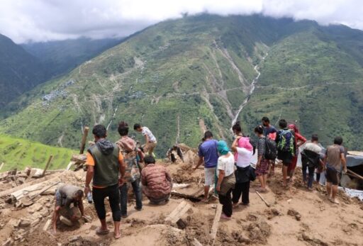 Desaparecidos tras avalancha e inundaciones en la frontera Nepal‑China