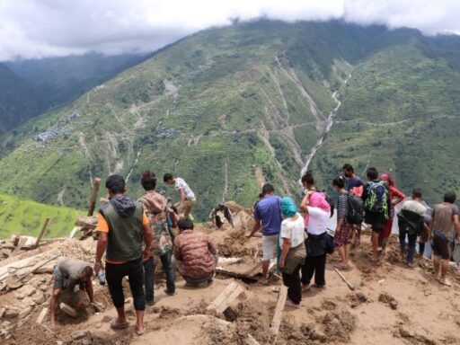 Desaparecidos tras avalancha e inundaciones en la frontera Nepal‑China