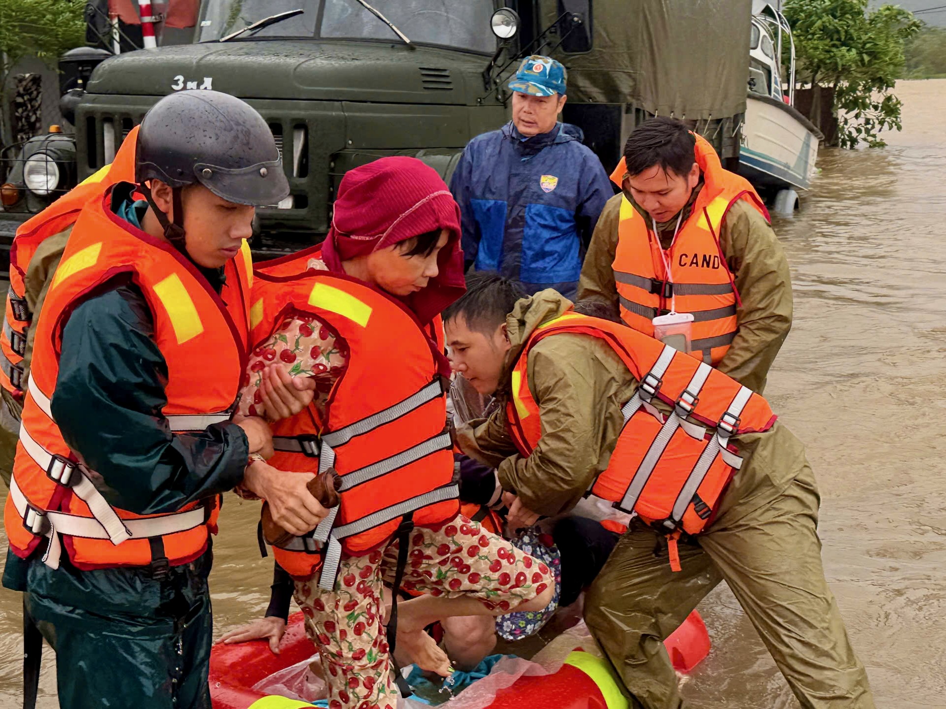 Desaparecidos tras avalancha e inundaciones en la frontera Nepal‑China