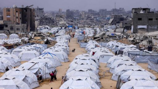 Desplazados palestinos en Gaza bajo intensificación de ataques israelíes