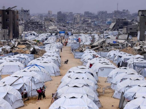 Desplazados palestinos en Gaza bajo intensificación de ataques israelíes