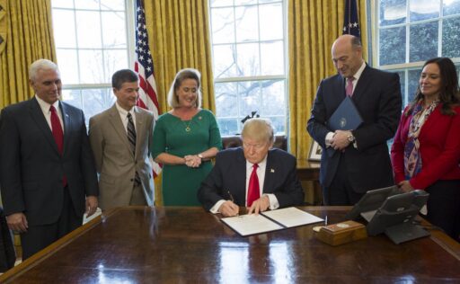 Donald Trump prohíbe a la universidad de Harvard inscribir estudiantes extranjeros