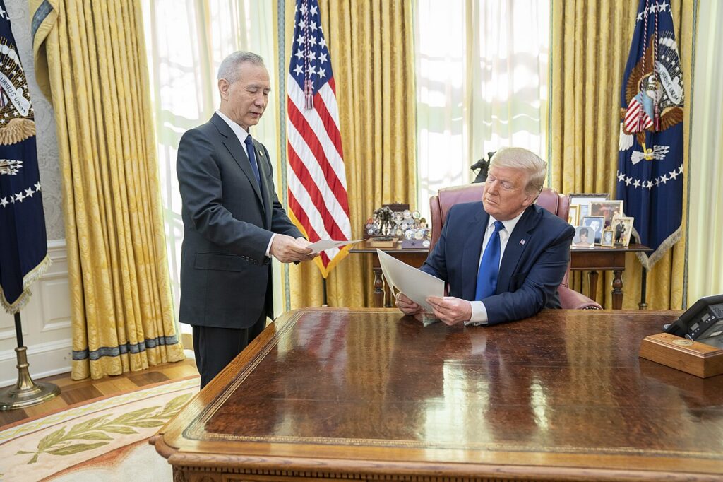 Donald Trump se burla de las protestas en su contra