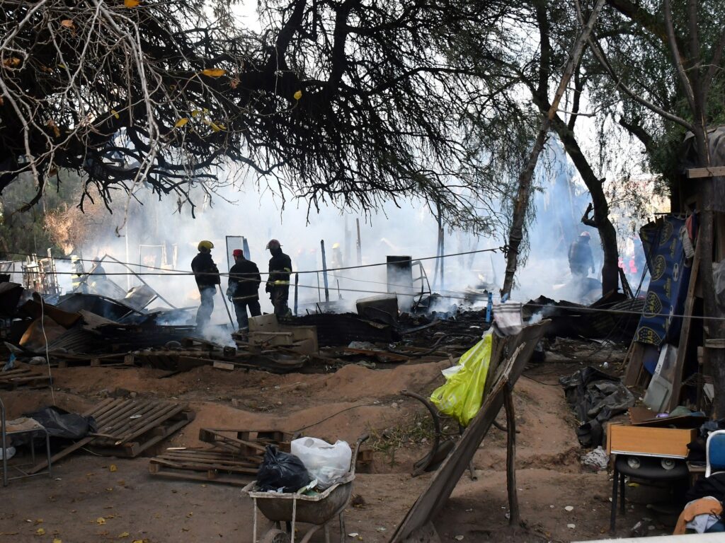 Dos muertos en incendio de casa precaria del barrio 40 Semanas