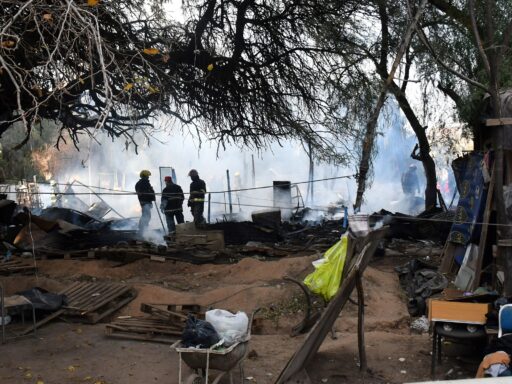 Dos muertos en incendio de casa precaria del barrio 40 Semanas