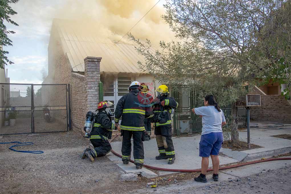 Dos muertos en incendio de casa precaria del barrio 40 Semanas
