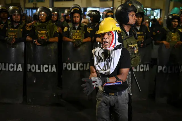 El asesinato de 13 mineros en Perú causa conmoción y decretan toque de queda