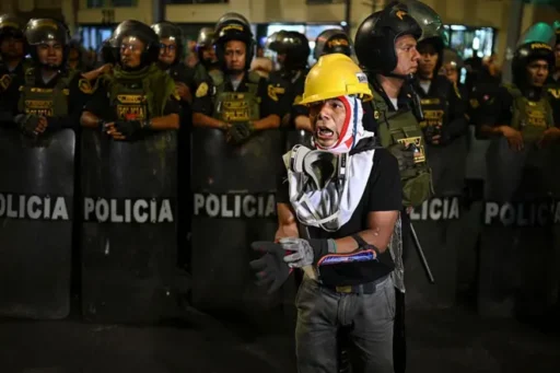 El asesinato de 13 mineros en Perú causa conmoción y decretan toque de queda