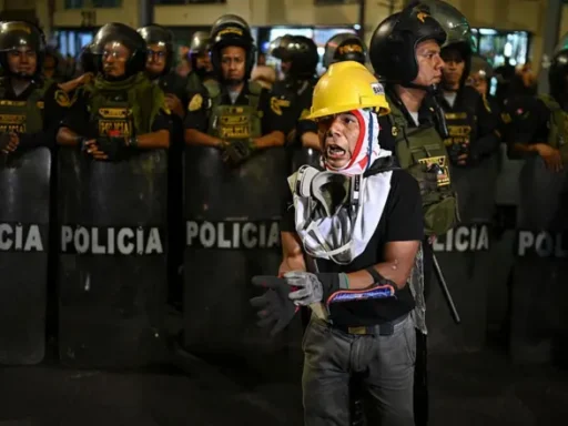 El asesinato de 13 mineros en Perú causa conmoción y decretan toque de queda