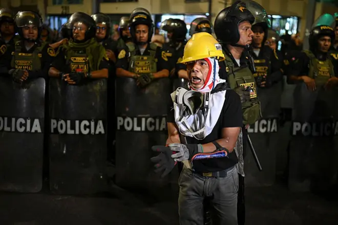 El asesinato de 13 mineros en Perú causa conmoción y decretan toque de queda