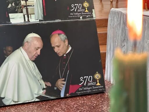 El lujo vuelve al Vaticano: El Papa León XIV retoma polémica tradición que el Papa Francisco había eliminado