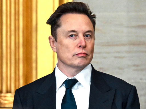 Retrato de Elon Musk mientras anuncia su nuevo proyecto espacial
