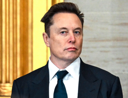 Retrato de Elon Musk mientras anuncia su nuevo proyecto espacial
