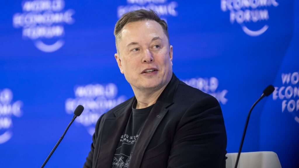 Elon Musk en conferencia de prensa sobre Tesla