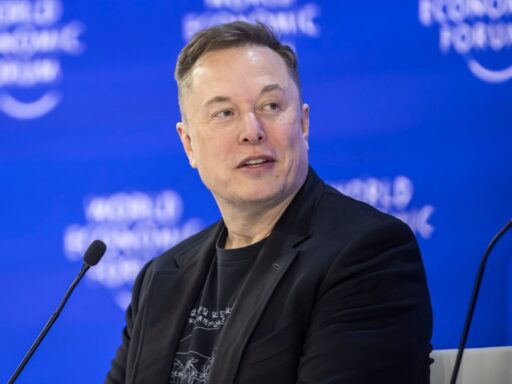 Elon Musk en conferencia de prensa sobre Tesla