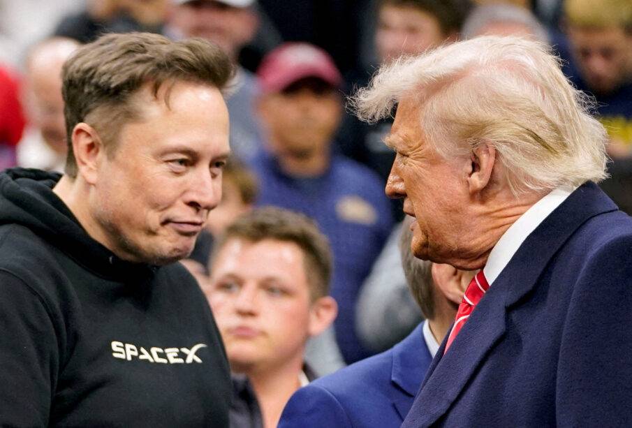 Elon Musk arremete contra asesor comercial de Donald Trump: “tonto imbécil”