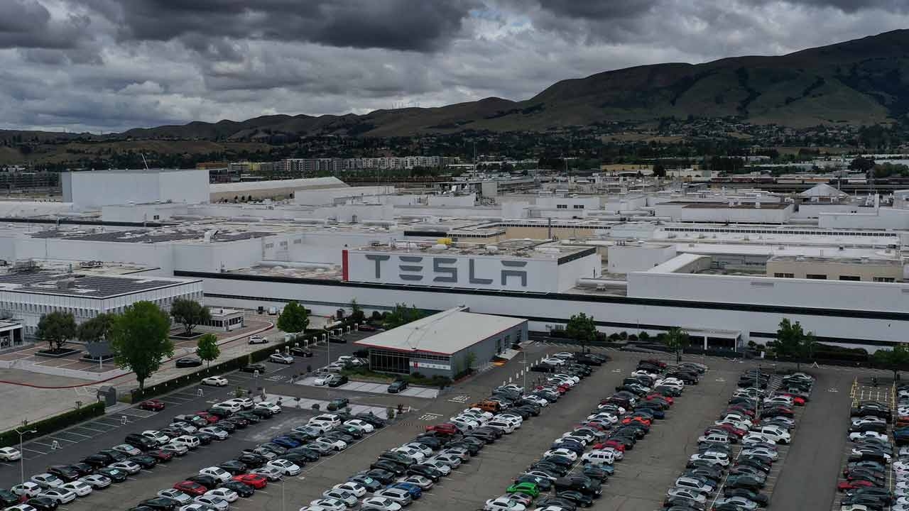 Elon Musk empieza a vender sus Cybertruck en menos de 70 mil dólares en medio de la peor crisis en la historia de Tesla