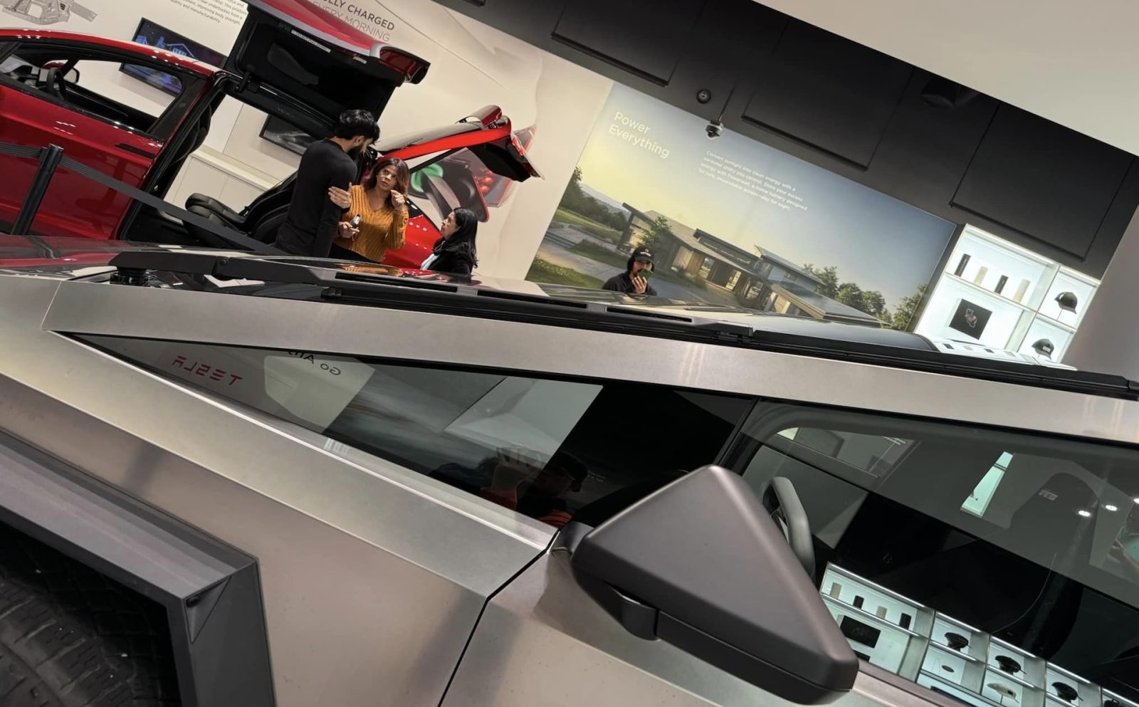 Elon Musk empieza a vender sus Cybertruck en menos de 70 mil dólares en medio de la peor crisis en la historia de Tesla