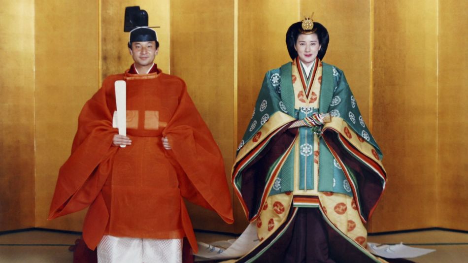 Emperatriz Masako y el emperador Naruhito en vestimenta tradicional.