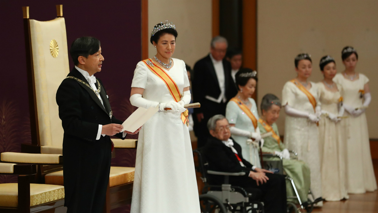 Emperatriz Masako con vestido blanco y diadema en ceremonia formal.