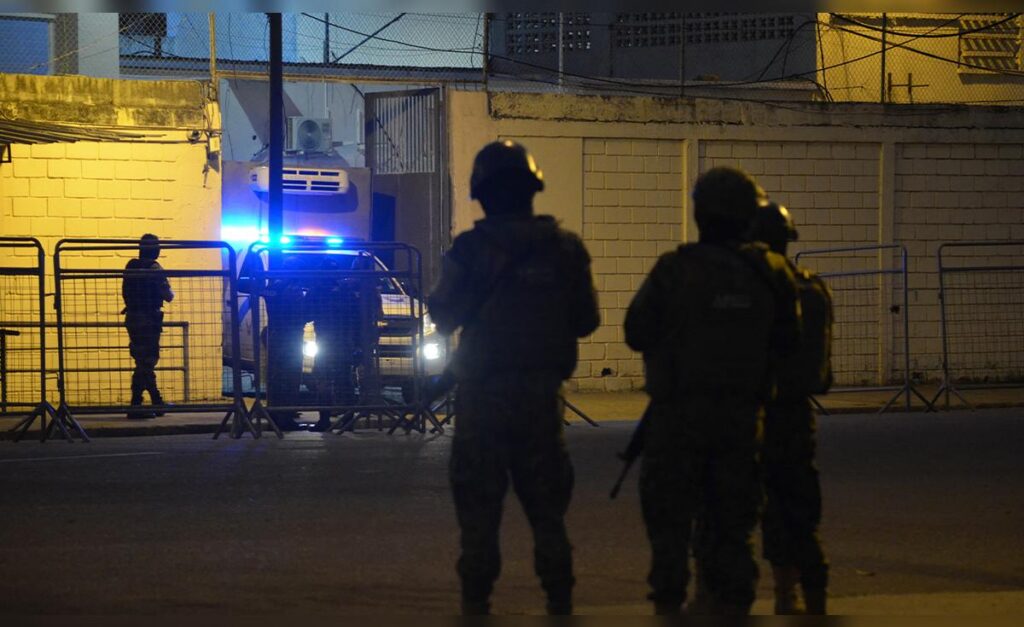 En Ecuador detienen a 2 personas con material explosivo para terrorismo en Colombia
