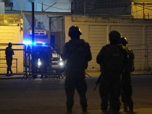 En Ecuador detienen a 2 personas con material explosivo para terrorismo en Colombia