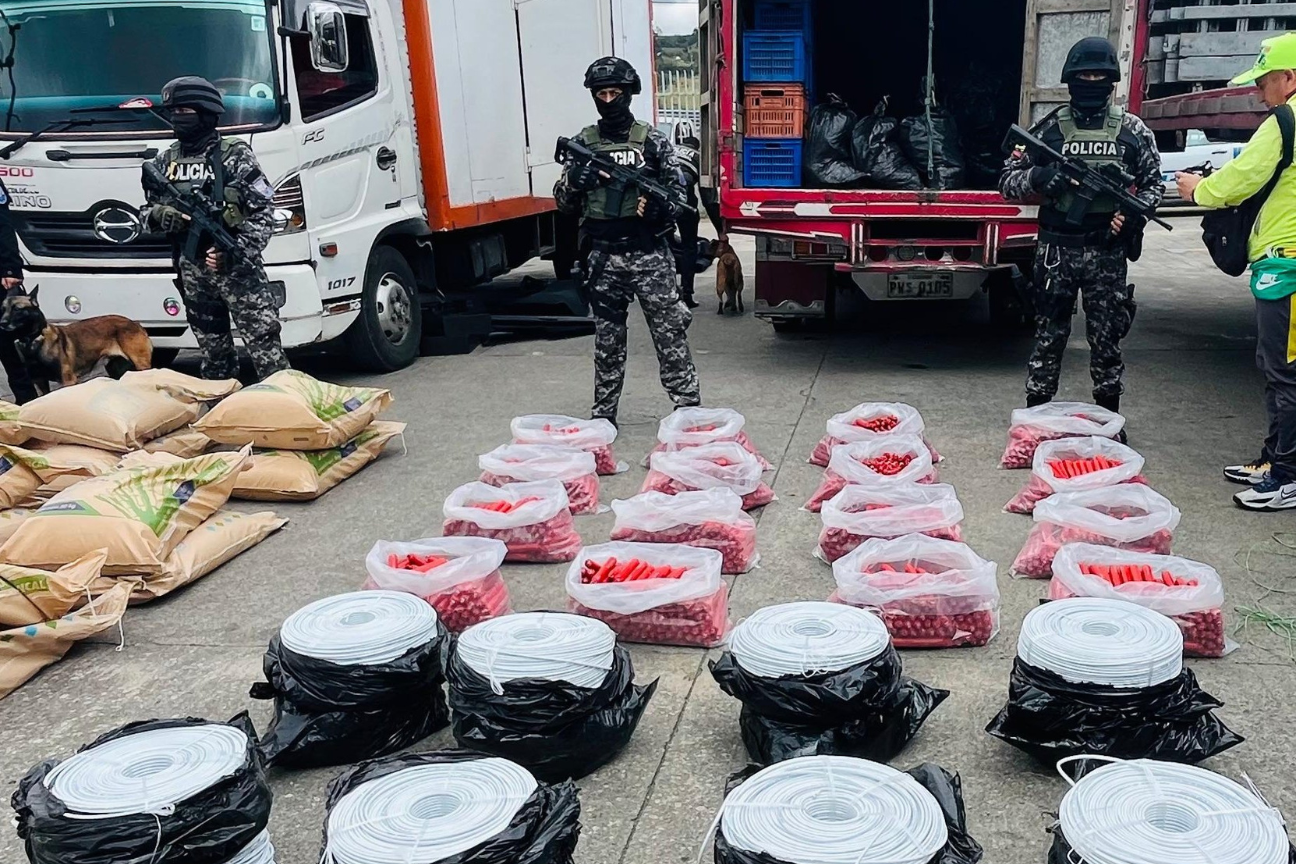 En Ecuador detienen a 2 personas con material explosivo para terrorismo en Colombia