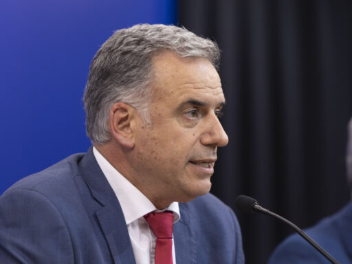 Encuesta Factum muestra caída de aprobación a Orsi en medio de polémica
