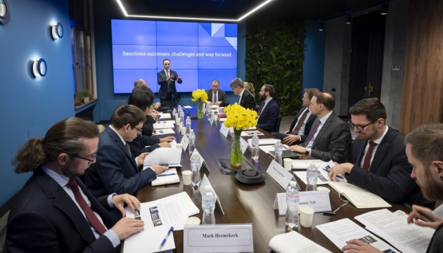 Estados Unidos planea cerrar alrededor de 30 embajadas y consulados en el extranjero