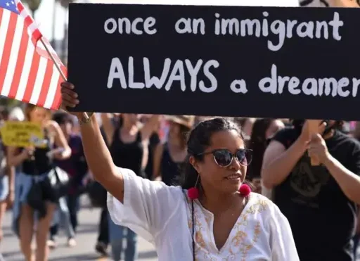 Estados Unidos revoca decenas de visas de estudiantes y exalumnos de universidades de California