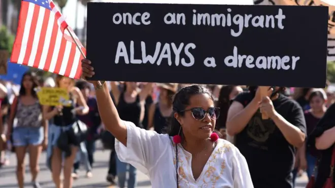 Estados Unidos revoca decenas de visas de estudiantes y exalumnos de universidades de California