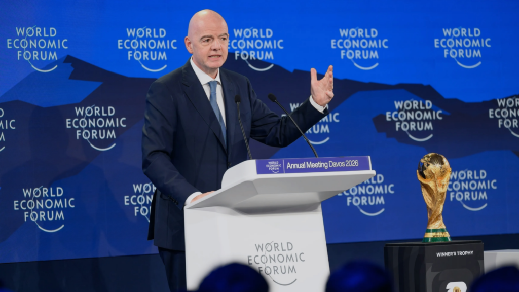 Gianni Infantino anunciando el torneo internacional