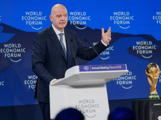 Gianni Infantino anunciando el torneo internacional
