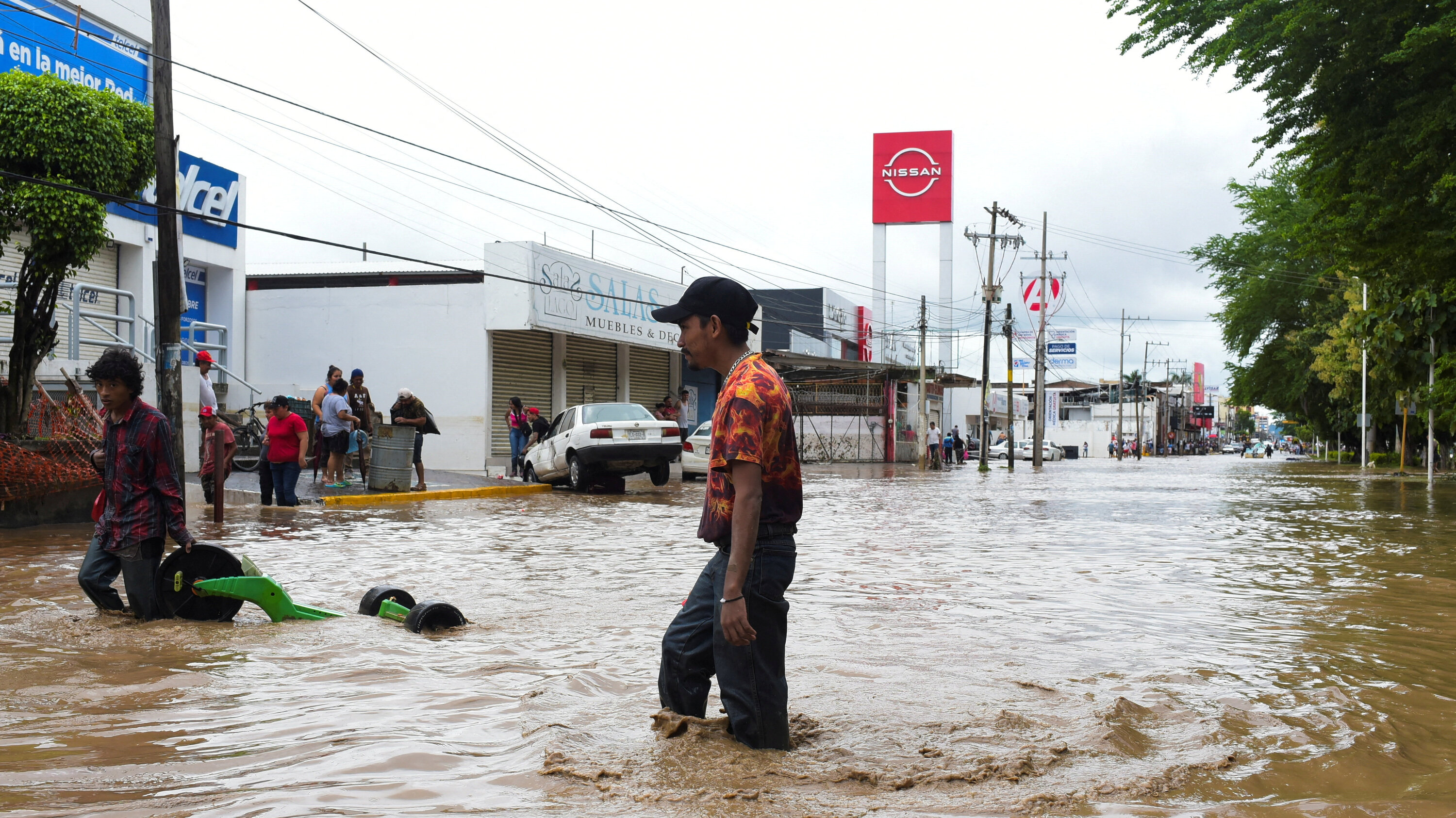Flossie avanza por el Pacífico y llega a México con torrenciales lluvias