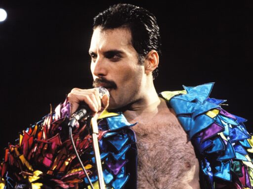 Freddie Mercury: la voz que redefinió el rock y el espectáculo - Portada Oficial