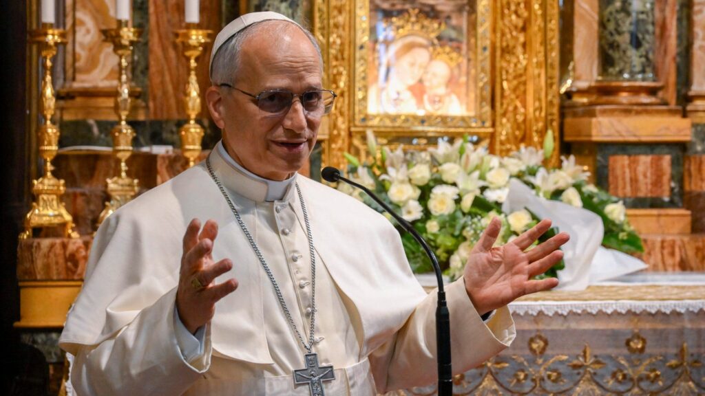Papa León XIV en su primera aparición pública