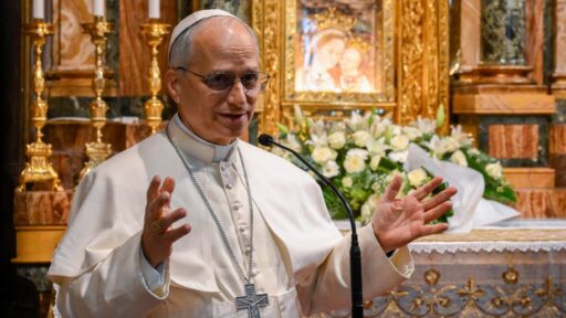Papa León XIV en su primera aparición pública