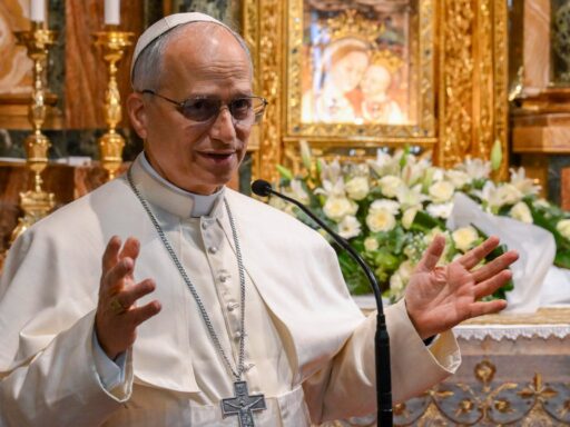 Papa León XIV en su primera aparición pública