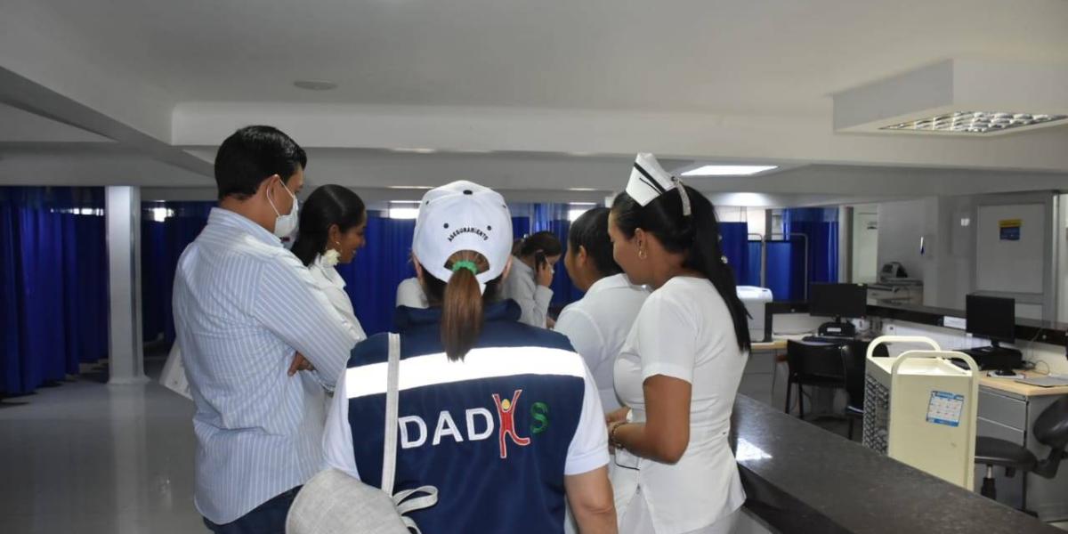 Indignación en Cartagena: mujer da a luz en el andén frente a una clínica tras presunta negativa de atención