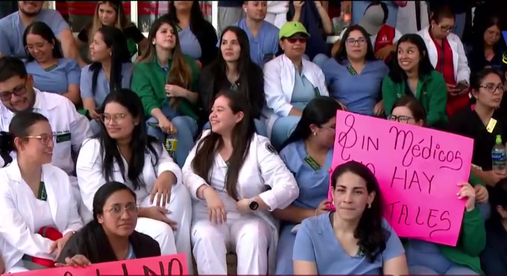 Indignación en Cartagena: mujer da a luz en el andén frente a una clínica tras presunta negativa de atención