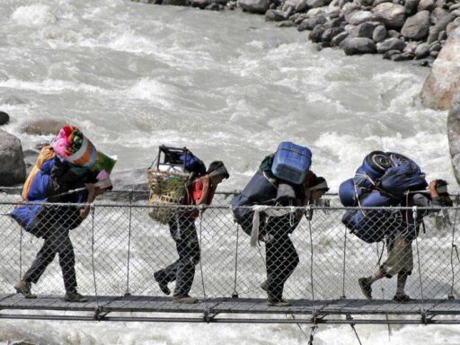 Inundación y avalancha en la frontera entre Nepal y Tíbet