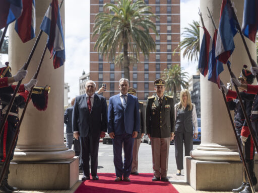 Presidente Luis Orsi anunciando la Inversión extranjera en Montevideo